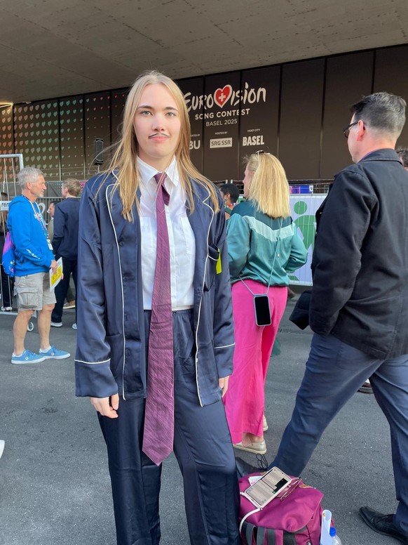 Anna, fan de l&#039;Eurovision déguisé en Tommy Cash, candidat estonien