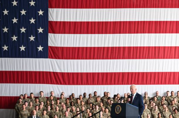Joe Biden a prononcé son discours sur une base en Alaska, devant un immense drapeau américain.