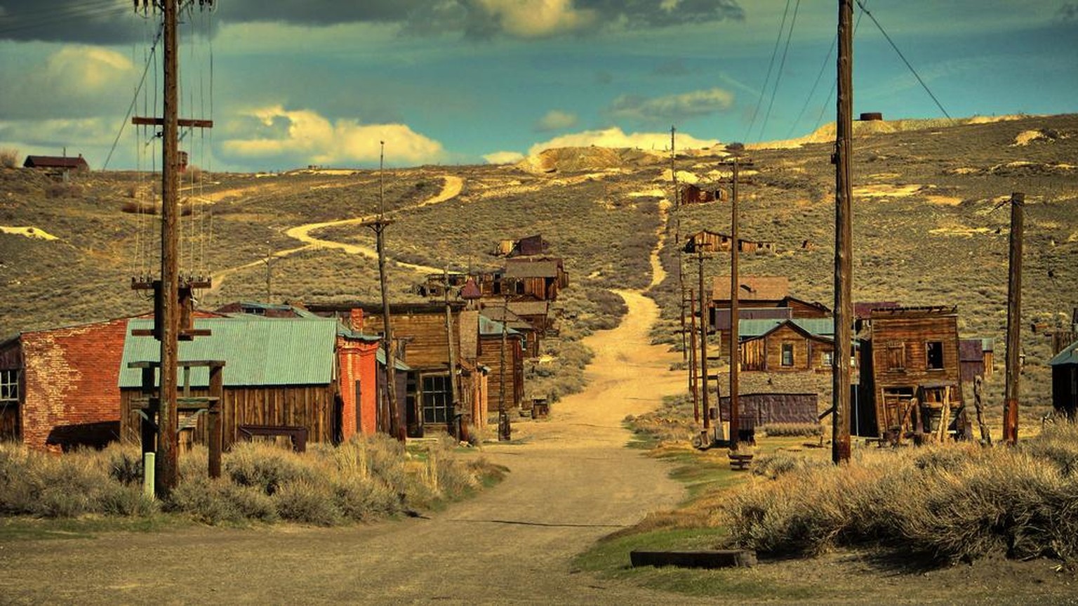 Cette ville fantôme située en Californie semble tout droit sortie d&#039;un film du Far West. Autrefois habitée par 10 000 habitants, elle est aujourd&#039;hui complètement déserte.