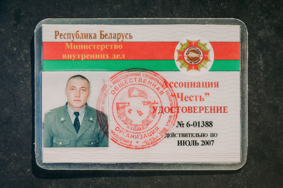 Carte d&#039;identité officielle de Yuri Garawsky datant de son passage dans l&#039;unité spéciale biélorusse chargée de crimes politiques.
