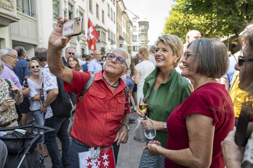 Bundesraetin Karin Keller-Sutter posiert fuer Selfies mit den Bewohnern waehrend der Bundesratsreise in Schaffhausen, am Donnerstag, 30. Juni 2022. (KEYSTONE/Ennio Leanza)