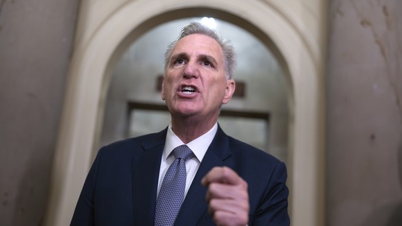 Le président de la Chambre des représentants, Kevin McCarthy, a négocié un compromis sans aide à l'Ukraine.