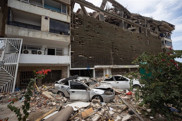 epa13093219 A building in the Belo Horizonte housing complex is seen in the state of collapse in Catia La Mar, Venezuela, 06 July 2026. Twelve days after the two earthquakes, with magnitudes of 7.2 an ...