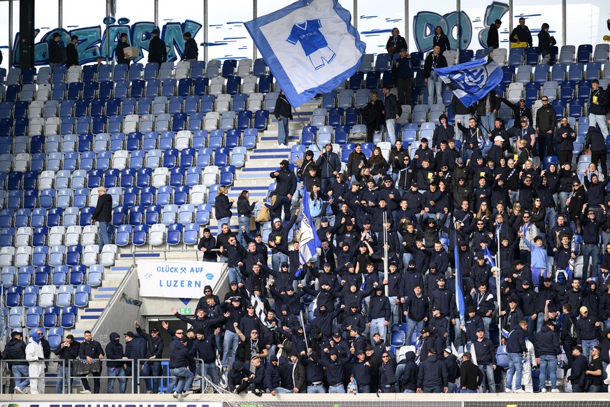 Des supporters ultras du FC Lucerne envahissent une tribune des supporters lausannois a la mi-temps alors que les tribunes de supporters sont vide et fermee suite a une sanction de la SFL lors de la r ...