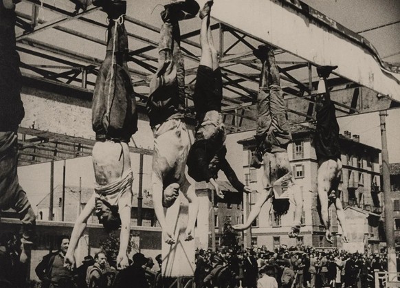 Après avoir été fusillé, Benito Mussolini (quatrième en partant de la droite), fut pendu à Milan aux côtés de sa maîtresse Clara Petacci et des cadres du parti fasciste. Une humiliation post mortem.