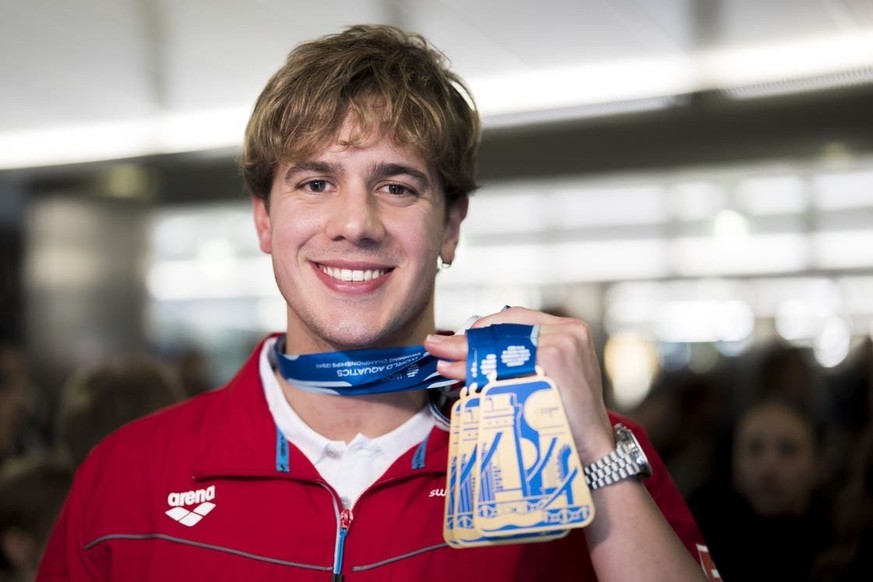 Noè Ponti pose, ici à son arrivée à l'aéroport de Zurich, avec ses trois médailles d'or des Championnats du monde en petit bassin de Budapest.