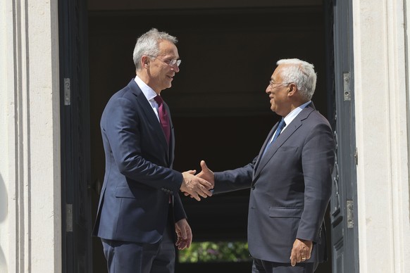 Stoltenberg, lors d'une conférence de presse commune avec le Premier ministre portugais Antonio Costa à Lisbonne.