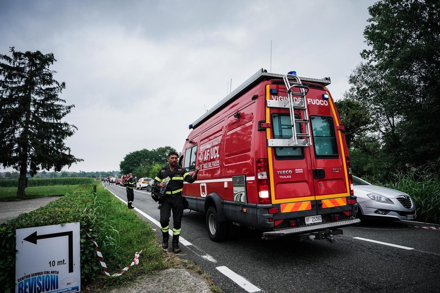 epa10864951 Vigili del Fuoco fire and rescue service members gather at the site of a plane crash near the airport of Caselle, Turin, northern Italy, 16 September 2023. A plane of the Frecce Tricolori, ...