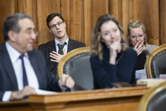 Nationalraetin Aline Trede, GP-BE, rechts, und Nationalrat Bastien Girod, GP-ZH, 2. von links, verfolgen die Differenzbereinigung um das CO2 Gesetz, an der Fruehjahrssession der Eidgenoessischen Raete ...