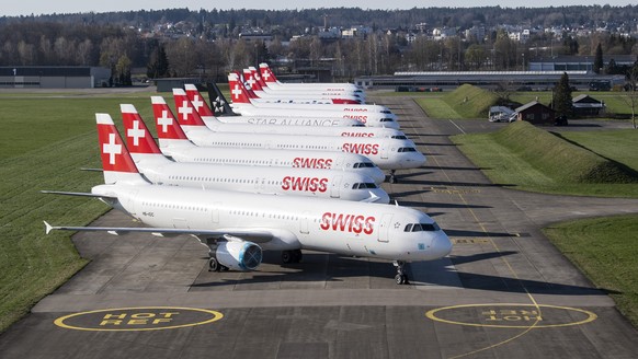 ARCHIV - ZUM ERGEBNIS 2020 DER SWISS STELLEN WIR IHNEN FOLGENDES BILDMATERIAL ZUR VERFUEGUNG - Parked planes of the airline Swiss at the airport in Duebendorf, Switzerland on Monday, 23 March 2020. Th ...