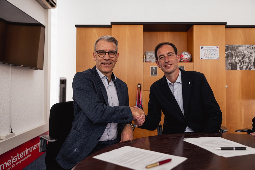 HANDOUT --- Peter Knaebel, SFV-Praesident, links, und Rafel Navarro, rechts, der neue Trainer des Schweizer Frauen-Nationalteams, am 4. November 2025, in Muri. Der 39-jaehrige Katalane wechselt von de ...