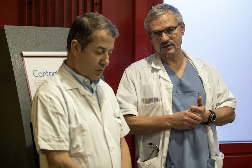 Le docteur Vincent Frochaux, chef du service des urgences du CHVR (droite), accompagne du professeur Redouane Bouali, directeur medical du CHVR (gauche), repond aux questions des journalistes, ce mard ...