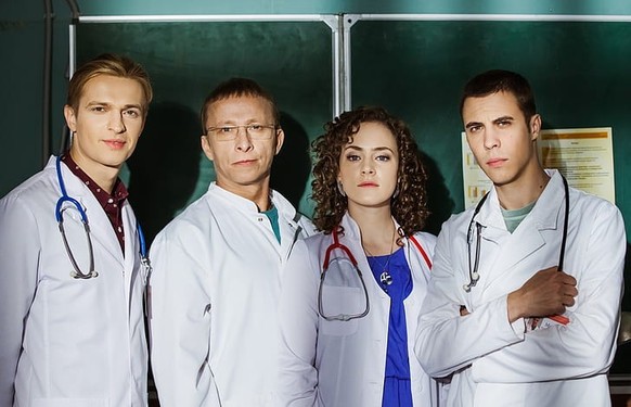 Ivan, avec son équipe de médecin, dans la série russe à succès «Interns».