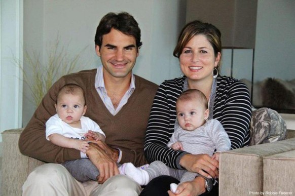 Mirka und Roger Federer, links, halten ihre Zwillingstoechter Myla und Charlene im Arm, Ort und Datum der Aufnahme unbekannt. Der Schweizer Tennisspieler Federer nutzte das halboeffentliche Medium Fac ...