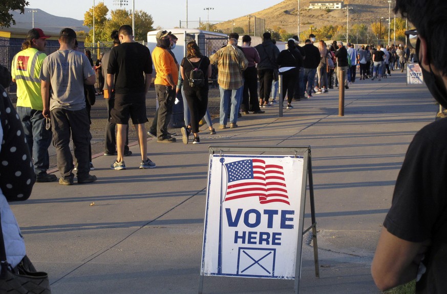 Dans le Nevada, des Américains attendent de pouvoir voter pour les élections de mi-mandat.