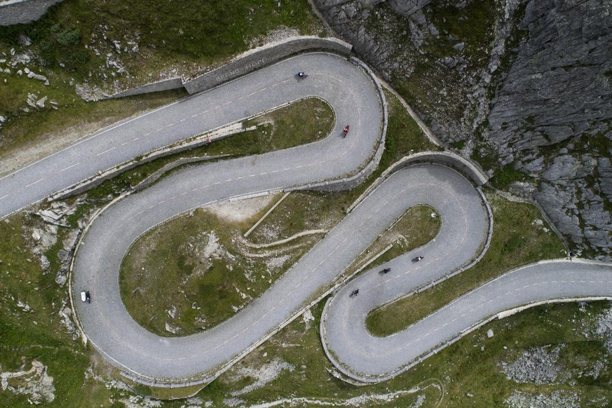 Die Tremola-Passstrasse, aufgenommen am Sonntag, 15. Juli 2018, auf dem Gotthardpass. Die Tremola ist eine historische Passstrasse, deren Serpentinen zum Gotthardpass fuehren. (KEYSTONE/Ti-Press/Aless ...