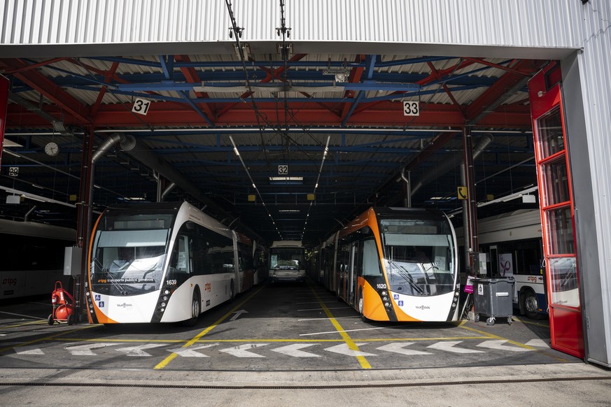 Des bus des TPG vont pouvoir sortir de leurs depots de la jonction afin de reprendre du service apres l&#039;annonce de la fin de la Greve, lors de la reconduction de la Greve du personnel des Transpo ...