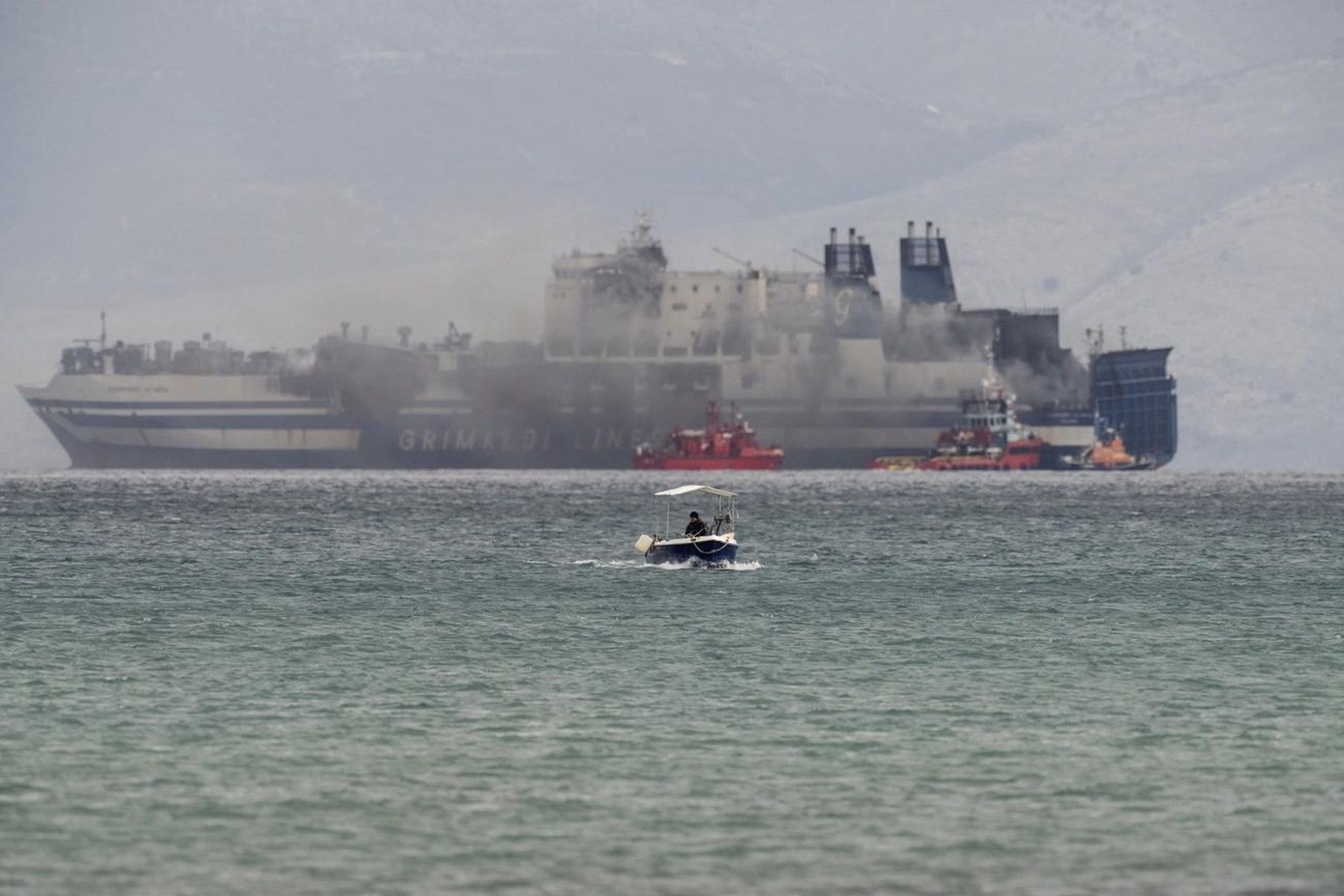 Le ferry italien est en feu au large de l'île grecque de Corfou, en Grèce.