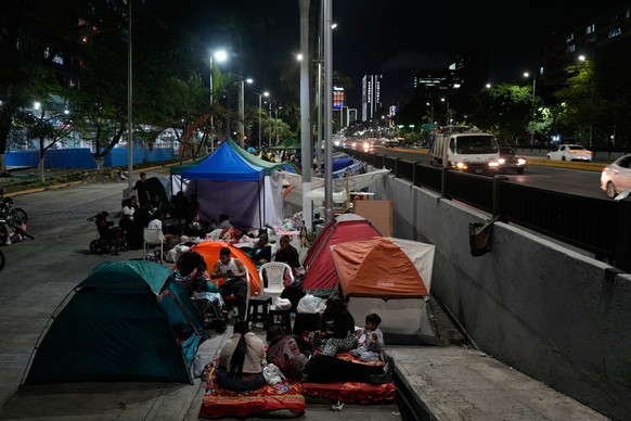 People camp in the street the night after the earthquake struck Caracas, Venezuela, Thursday, June 25, 2026. (AP Photo/Ariana Cubillos)
Venezuela Earthquake