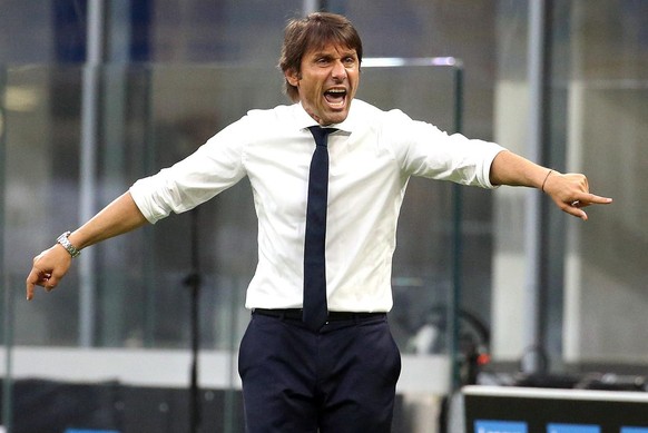 epa08521459 Inter Milan&#039;s head coach Antonio Conte gives instrutions to his players during the Italian Serie A soccer match between FC Inter and Brescia Calcio at Giuseppe Meazza stadium in Milan ...