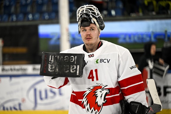 Der Lausanner Torhueter Eetu Laurikainen nach seinem Shutout und dem 0:2 gewonnem Match, im Eishockey-Qualifikationsspiel der National League zwischen dem HC Davos und dem Lausanne HC, am Dienstag, 21 ...