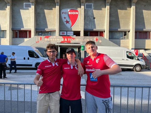 Adrien Kroonen (au centre), avec ses amis sierrois et fans du FC Sion Jonas Giletti (à gauche) et Aleksa Trickovic.