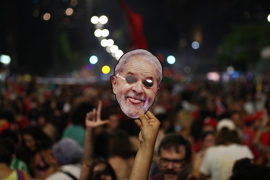 Des supporters de Lula célèbrent leur nouveau président, à Sao Paulo, au Brésil.