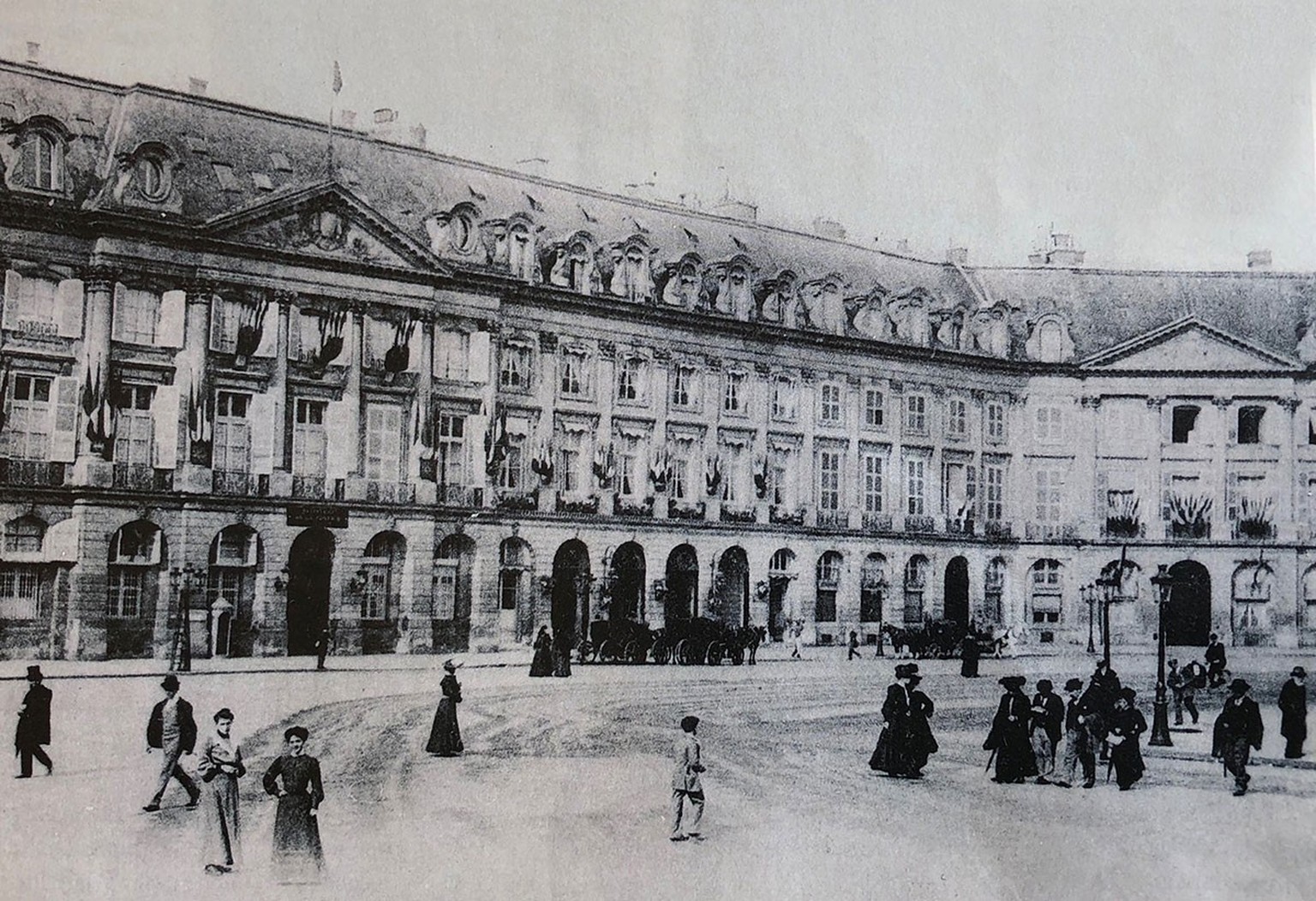 L’hôtel Ritz à Paris, vers 1900.
https://commons.wikimedia.org/wiki/File:Hotel_Ritz_Paris_1900.jpg