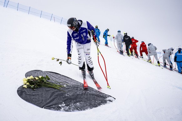 L'Allemand Luis Vogt dépose une rose blanche sur un cœur noir en hommage aux victimes de l'incendie qui a ravagé le bar Le Constellation.