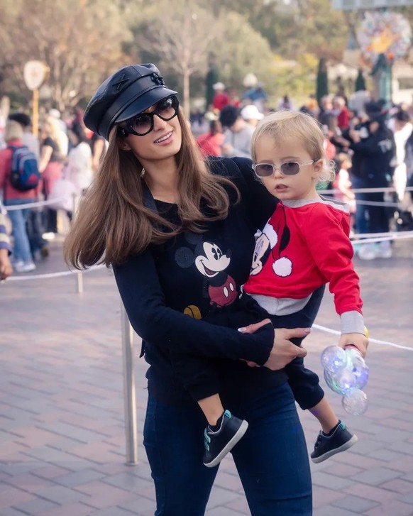Paris, toute brune, avec son fils Phoenix, à Disneyland.