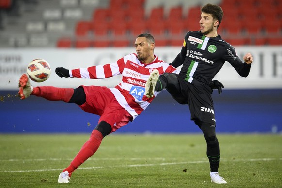 L&#039;attaquant valaisan Guillaume Hoarau, gauche, lutte pour le ballon avec le defenseur st-gallois Leonidas Stergiou, droite, lors de la rencontre de football a huis clos de Super League entre FC S ...