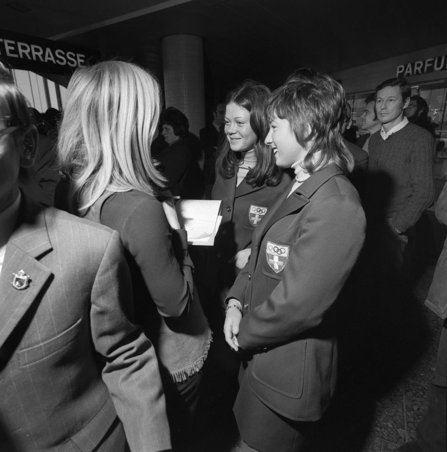 Die Schweizer Delegation bei ihrer Abreise zu den Olympischen Winterspielen in Sapporo auf dem Flughafen Zuerich-Kloten, aufgenommen am 25. Januar 1972. Marie-Theres &quot;Maite&quot; Nadig, rechts, w ...