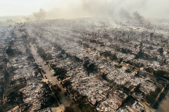De nouvelles images prises par un drone depuis Pacific Palisades montrent des blocs entiers de maisons littéralement réduits en cendres.