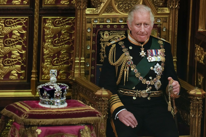 La couronne de la reine Elizabeth II, avant que le roi Charles III ne soit couronné, en mai dernier.