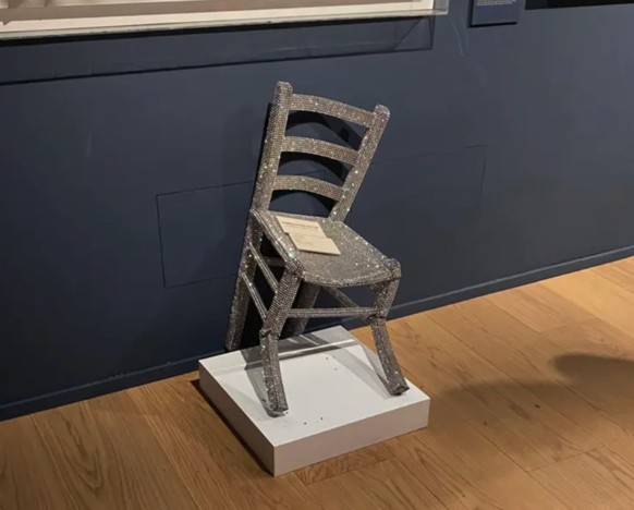 L&#039;oeuvre est signée de l&#039;artiste italien Nicola Bolla et est ornée de cristaux en verre poli Swarovski.