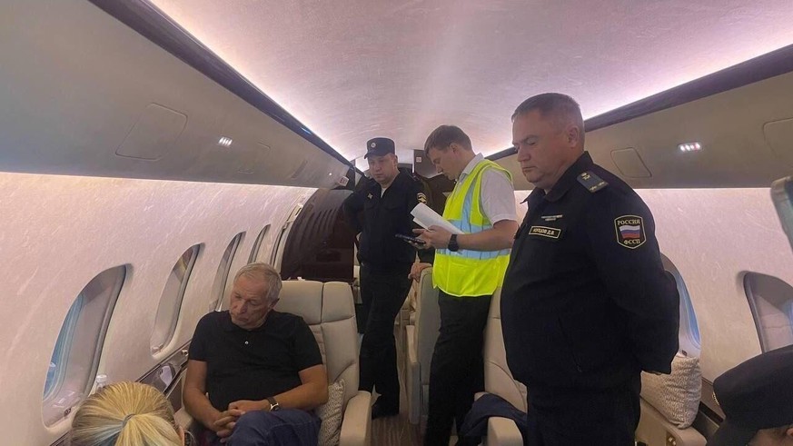 Konstantin Strukov à bord de son avion privé, immobilisé par les services de sécurité de l'aéroport.