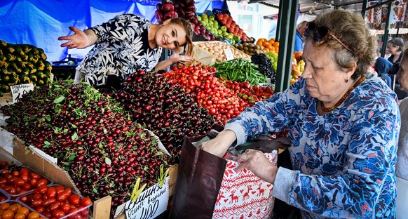 Unr vendeuse sur un marché de Moscou, le 10 juin 2025. (Photo par Alexander NEMENOV/AFP)