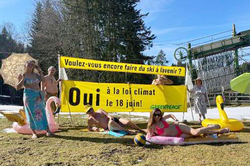 HANDOUT - Le groupe régional de Greenpeace Vaud s&#039;est installé sur une piste de la station vaudoise qui a dû fermer ses portes de manière anticipée en raison du manque de neige, à Charmey. Cest  ...