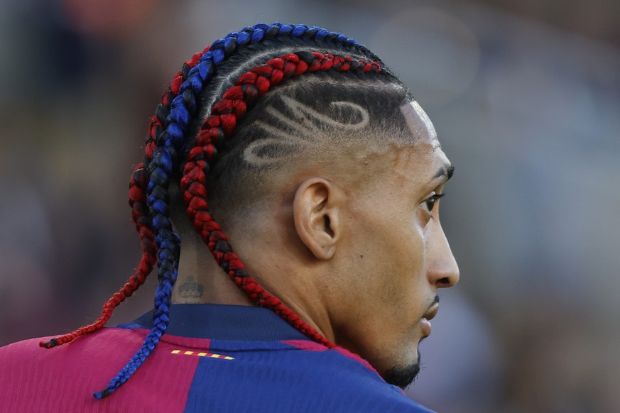 Barcelona&#039;s Raphinha challenges during the Spanish La Liga soccer match between Barcelona and Villarreal at Lluis Companys Olympic Stadium in Barcelona, Spain, Sunday, May 18, 2025. (AP Photo/Joa ...