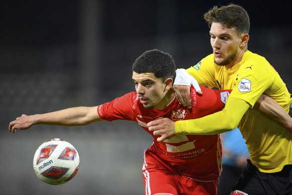 Le milieu du SLO Zeki Amdouni, gauche, lutte pour le ballon avec le defenseur schaffhousois Valon Hamdiu, droite, lors de la rencontre de football de Challenge League entre le FC Stade Lausanne Ouchy, ...