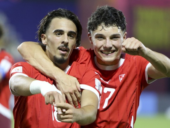 L&#039;attaquant de Sion Adrien Llukes (à gauche) a inscrit le premier but de la Suisse M17 face à l&#039;Irlande