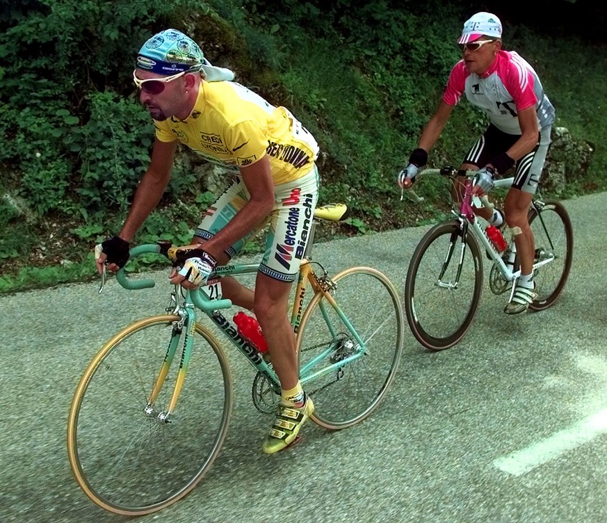 Marco Pantani, en jaune, et Jan Ullrich dans sa roue.