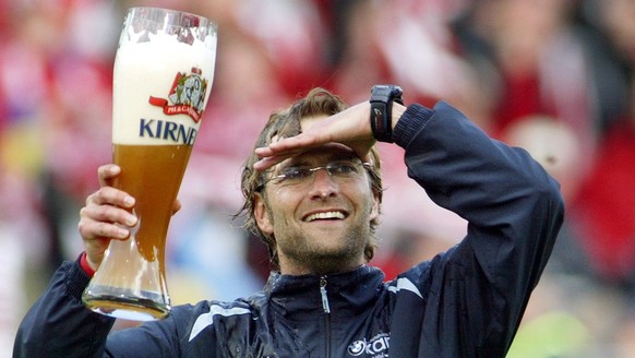 Mainz&#039; coach Jueregn Klopp raises a giant beer glass as he celebrates after the German first soccer division match between FSV Mainz 05 and Bayern Munich in the Bruchweg stadium in Mainz, central ...