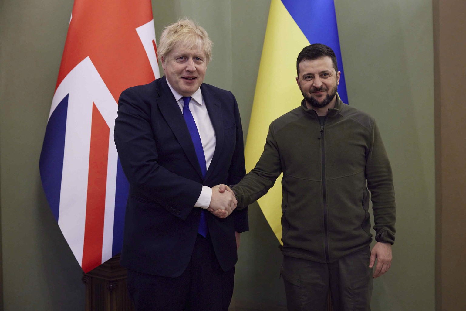In this image provided by the Ukrainian Presidential Press Office, Ukrainian President Volodymyr Zelenskyy, right, and Britain&#039;s Prime Minister Boris Johnson shake hands during their meeting in K ...