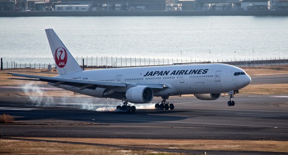 epa05133277 A picture made available on 29 January 2016 shows a Boeing 777 aircraft of Japanese carrier Japan Airlines (JAL) aircraft landing on the tarmac at Tokyo&amp;#039;s Haneda Airport in Tokyo, ...