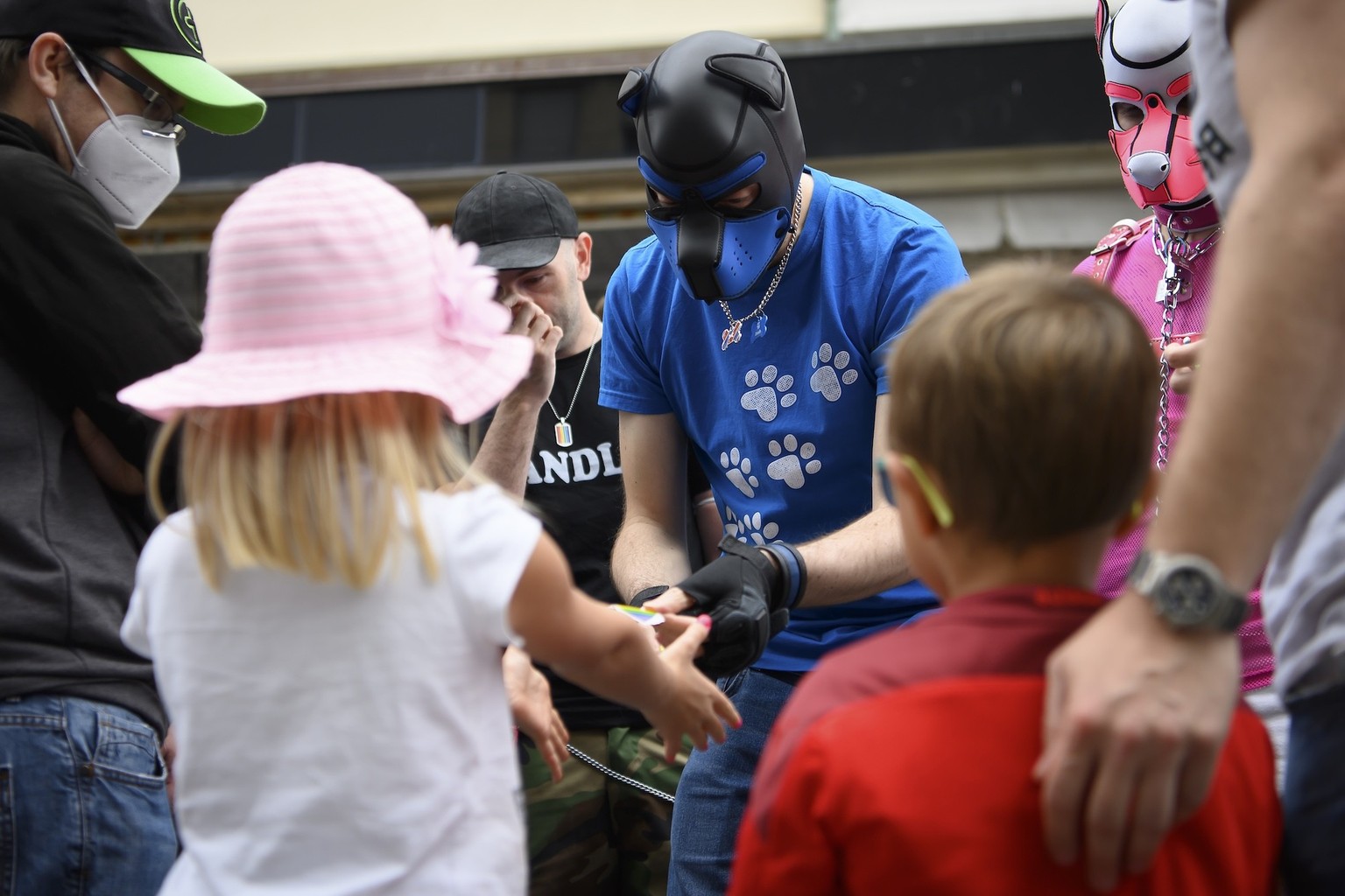 Eine Person mit einer Hundemaske gibt an Kinder die Aufkleber vor dem Pride Demonstrationsmarsch 2021, am Samstag, 28. August 2021, in Biel. Die Pride Parade findet unter dem Motto &quot;Die Schweiz v ...