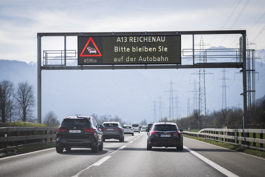 Stockender Verkehr und ein Hinweisschild, dass die Autobahn nicht verlassen werden soll, auf der A13 in Richtung Sueden, aufgenommen am Freitag, 7. April 2023, in Landquart. Ueber die Ostertage werden ...