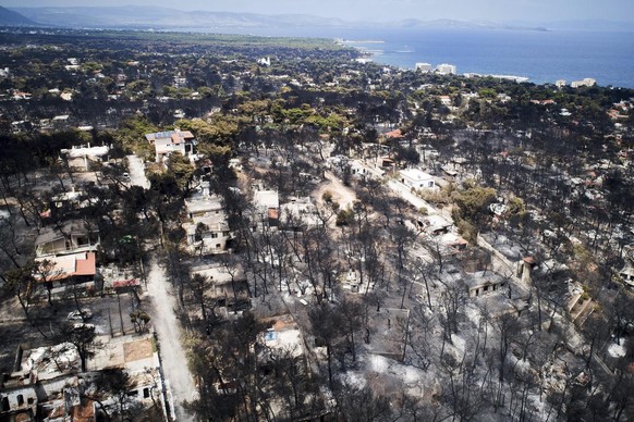 A l'est d'Athène, des quartiers entiers ont été ravagés par les flammes