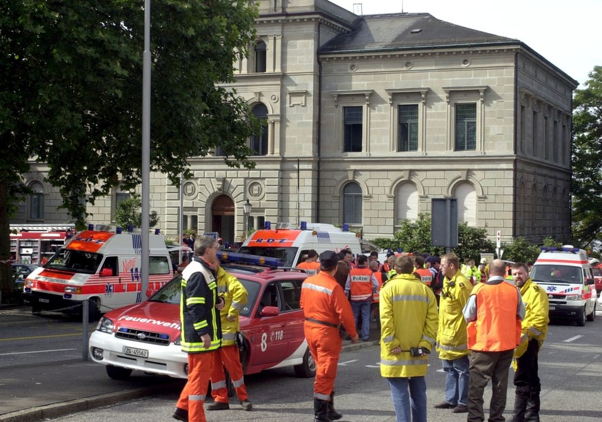 Rescueworkers stand in front of the local parliament in Zug after a gunmen stormed the local assembly in the central Swiss town of Zug and opened fire on Thursday, September 27. 2001. Probably 14 peop ...
