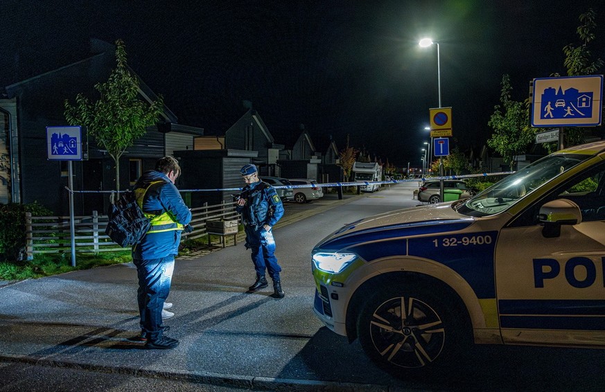 epa10916191 Swedish police has cordoned off the area of a crime scene in Tullinge, Botkyra suburb, Stockholm, Sweden, 13 October 2023. Two women have died after a shooting in a villa in Tullinge 12 Oc ...